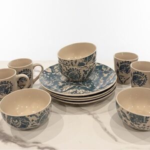 Blue Floral Patterned Dinnerware Set